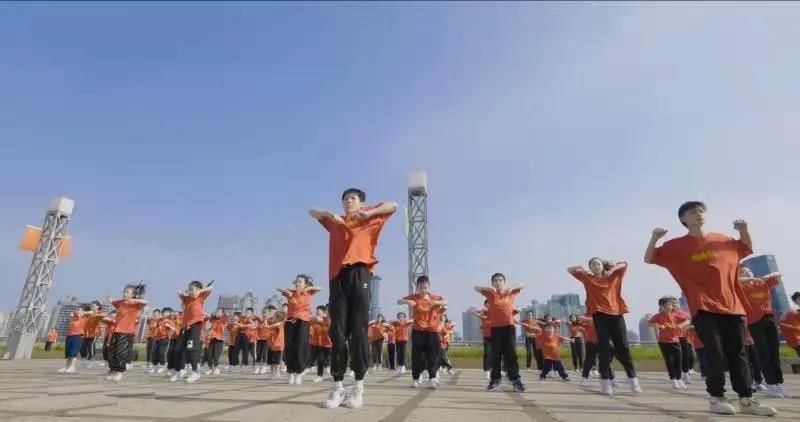 就是这么燃！黄浦江畔街舞快闪，100名青少年用热舞庆祝建党百年
